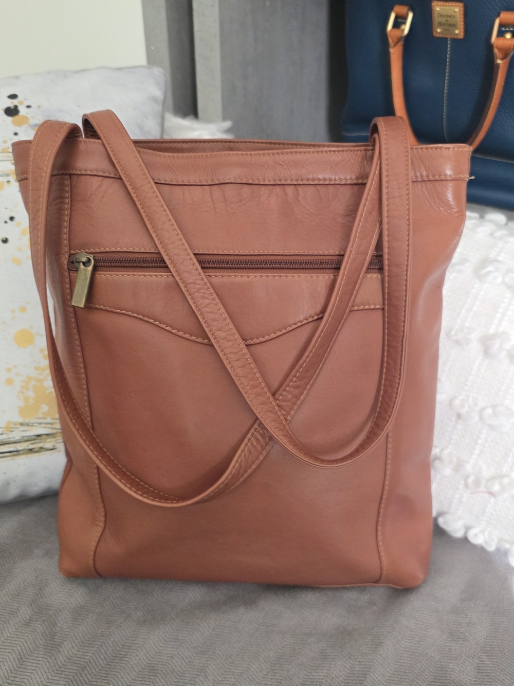 Beautiful vintage genuine leather shoulder tote made in Colombia. Rich cognac/ca